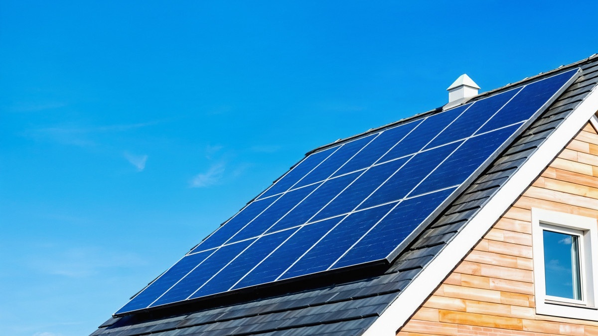 toiture équipée de plusieurs panneaux solaires