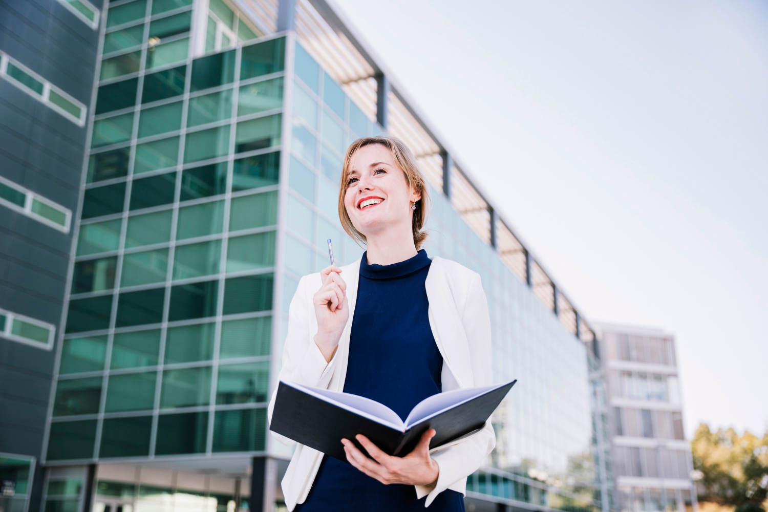 jeune étudiante se tient debout devant une business school