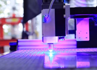 Découpe laser ou fraisage CNC : quel procédé choisir pour travailler le Plexiglass ?
