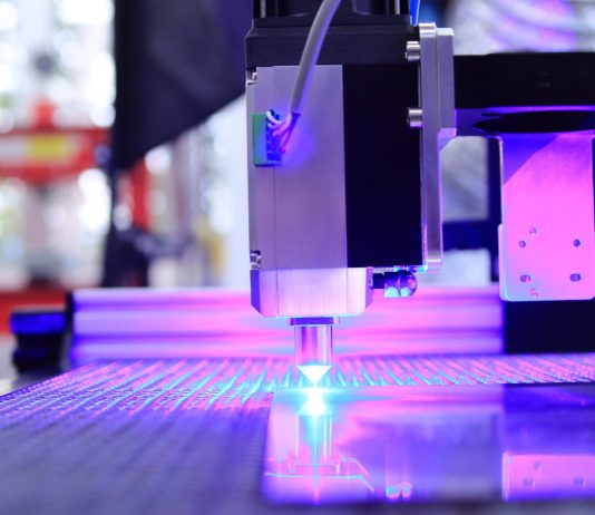 Découpe laser ou fraisage CNC : quel procédé choisir pour travailler le Plexiglass ? Découpe laser ou fraisage CNC : quel procédé choisir pour travailler le Plexiglass ?