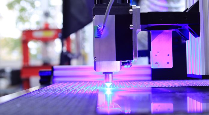 Découpe laser ou fraisage CNC : quel procédé choisir pour travailler le Plexiglass ? Découpe laser ou fraisage CNC : quel procédé choisir pour travailler le Plexiglass ?
