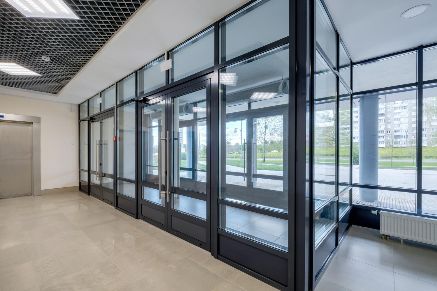 Salle de hall moderne vide avec portes colonnes et fenêtres panoramiques