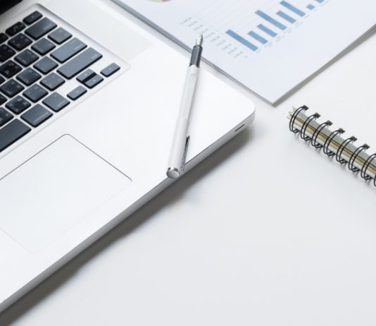 Business intelligence et reporting pour les ETI : comment choisir la bonne solution ? Business intelligence et reporting pour les ETI : comment choisir la bonne solution ?