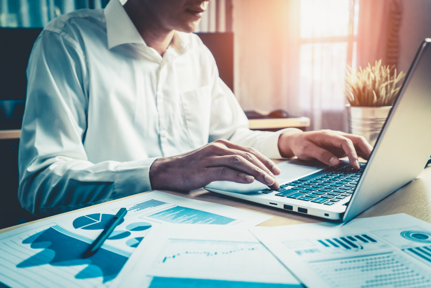 Un homme d'affaires s'occupe du reporting de son entreprise.